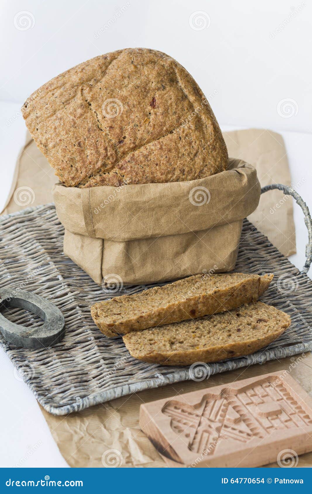 Vetebröd Buckweat bröd med torkad tomater och timjan, på vit bakgrund, korgen och grå färger skyler över brister