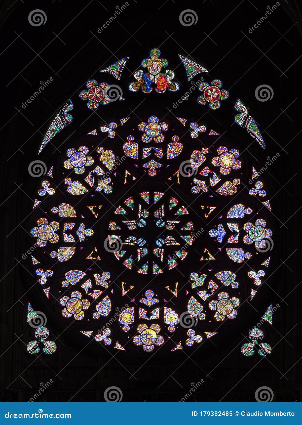 vetrata del rosone della cattedrale di san vito a praga
