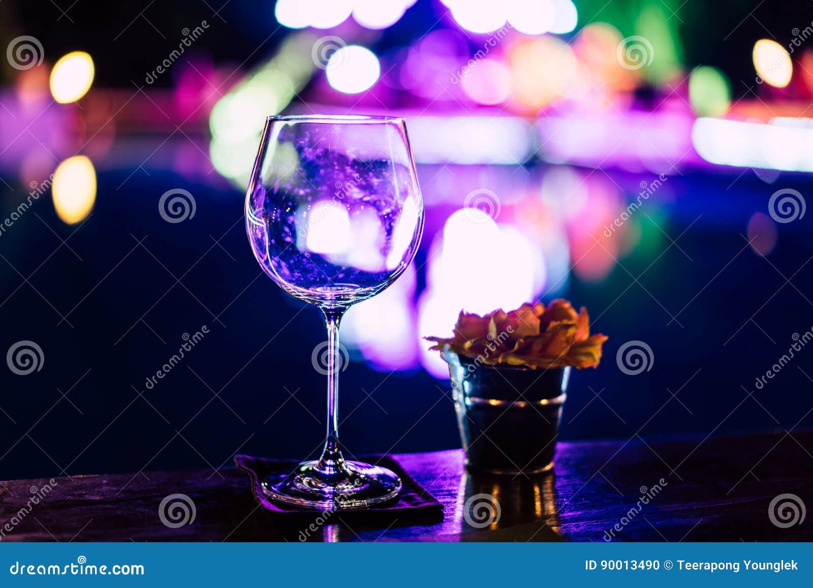 Ночь пустом стакане. Пустой стол на вечеринке. Пустой бокал на столе. Пустой стакан на столе. Пустой бокал с подсветкой снизу.