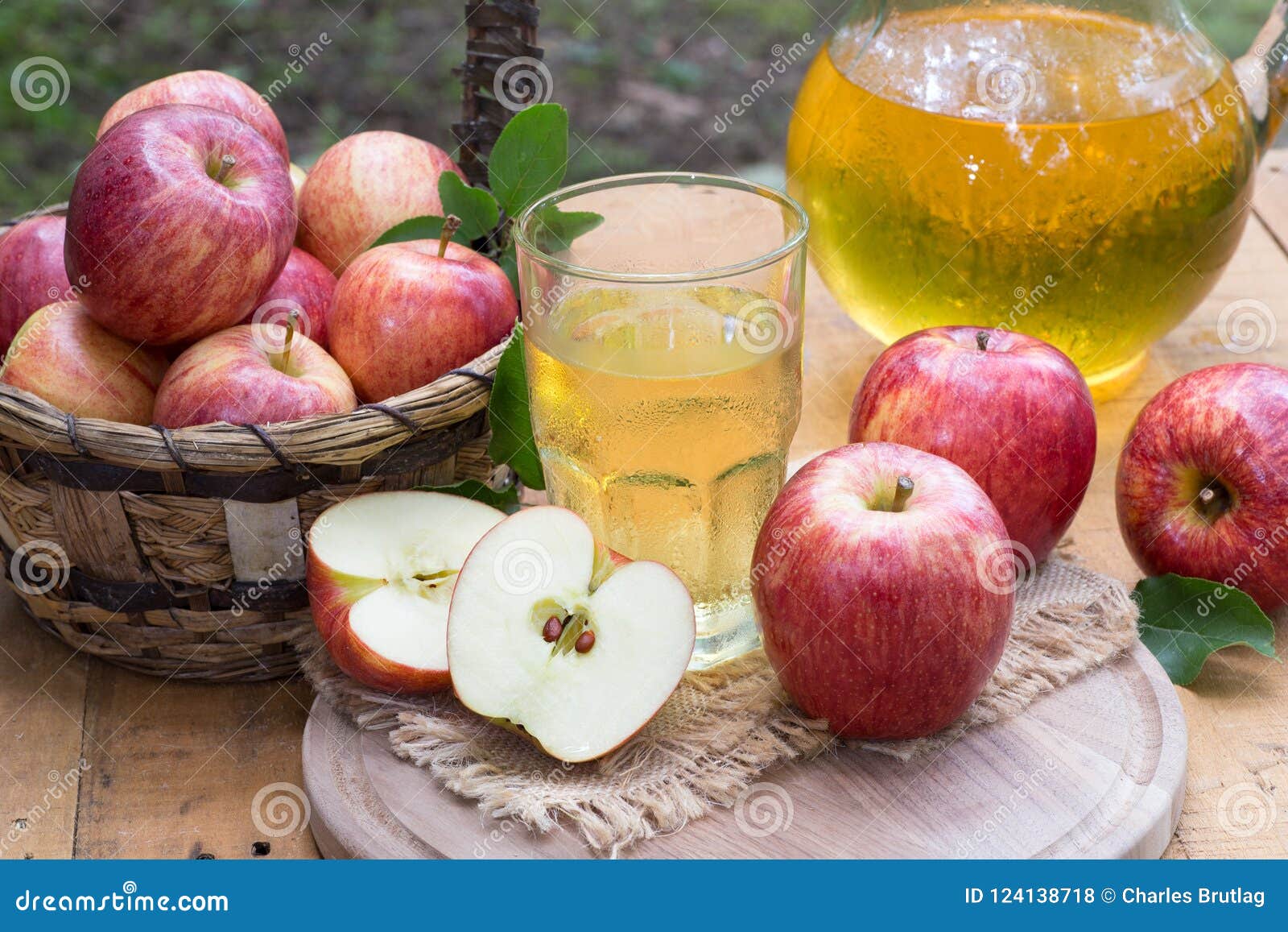 Vetro Del Succo Di Mele E Delle Mele Rosse Fresche Fotografia Stock Immagine Di Stagione Cestino