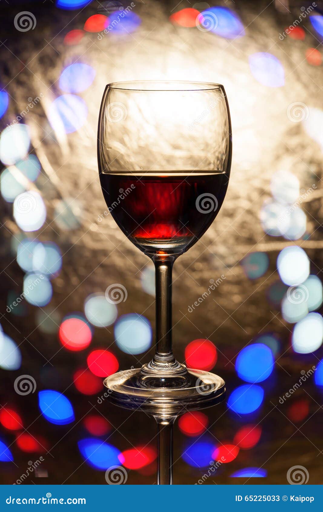 Vetro di vino sul bokeh del fondo