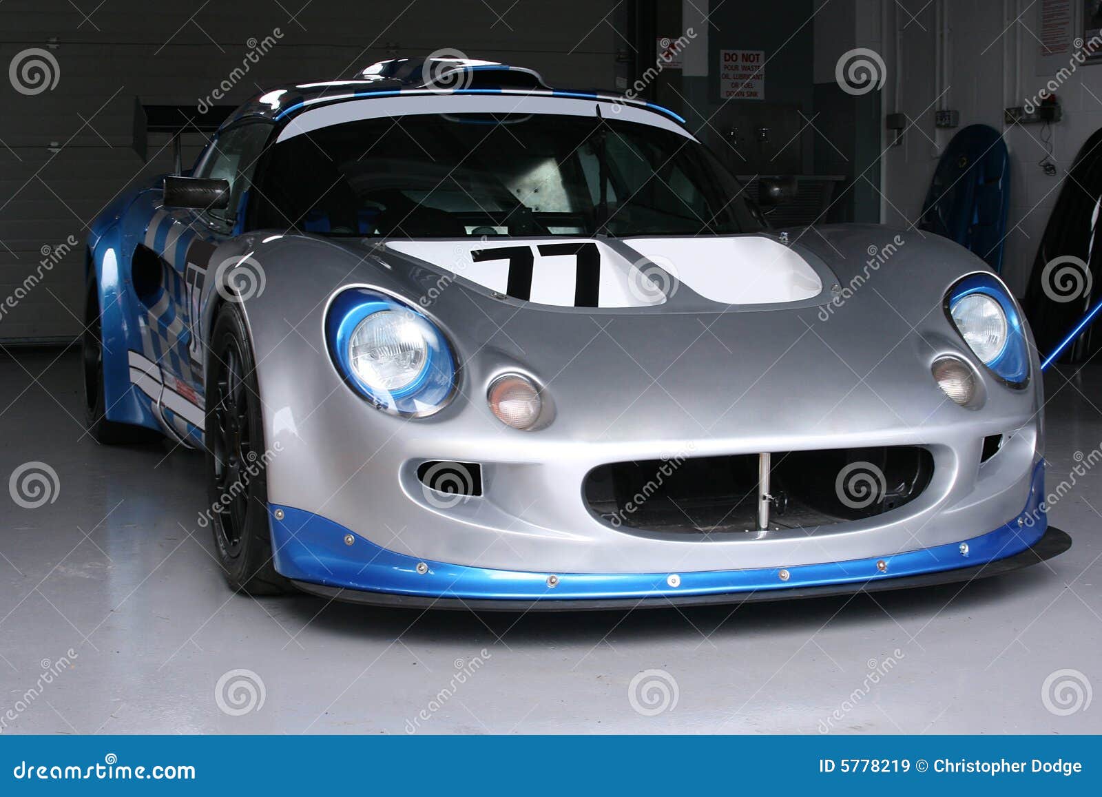 Vettura da corsa in garage immagine stock. Immagine di velocità 5778219