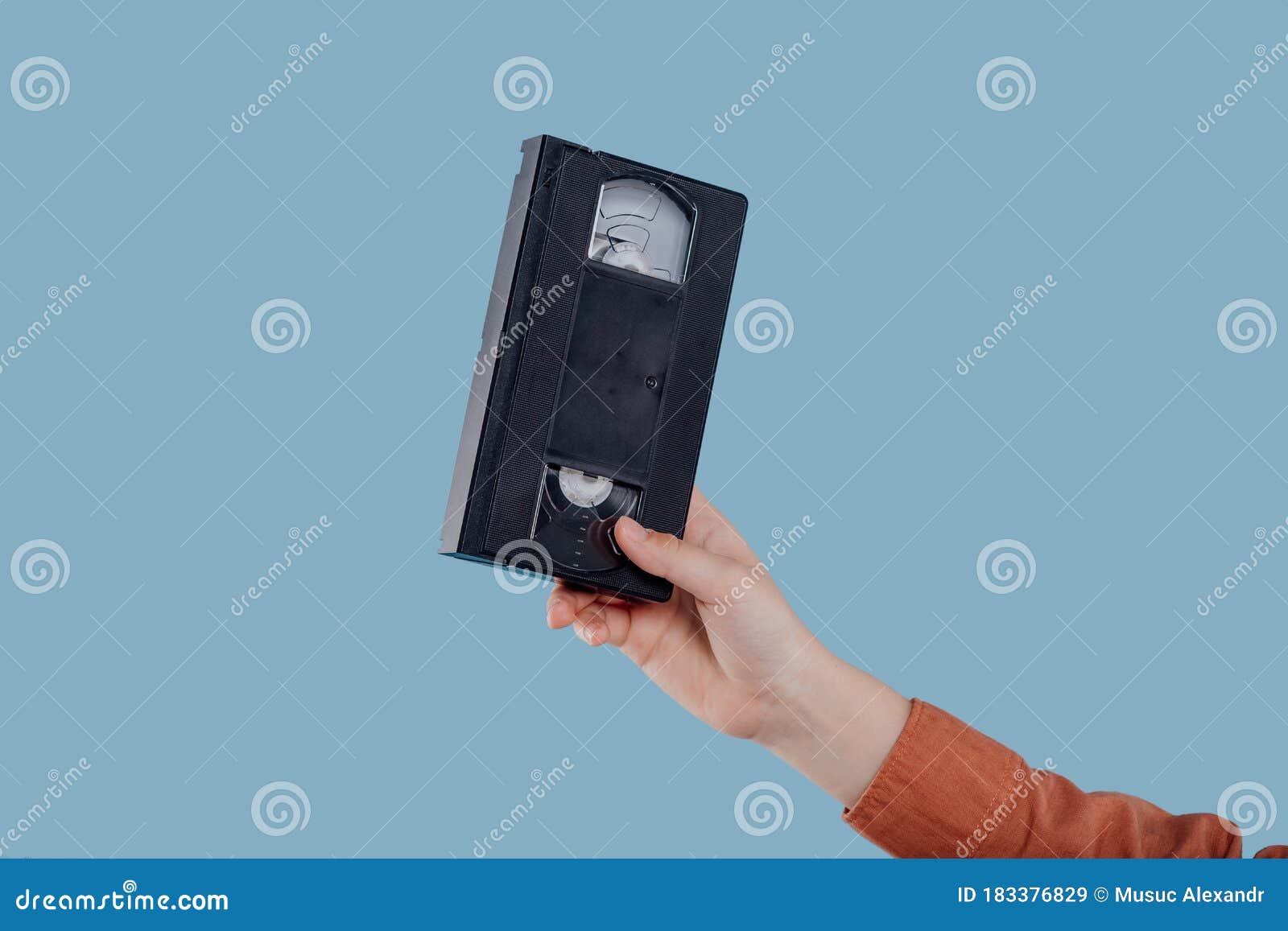 Vhs кассеты магнитной ленты видеозаписи с голубой собственности Label рукой  ребенка Стоковое Изображение - изображение насчитывающей кассета, марочный:  183376829