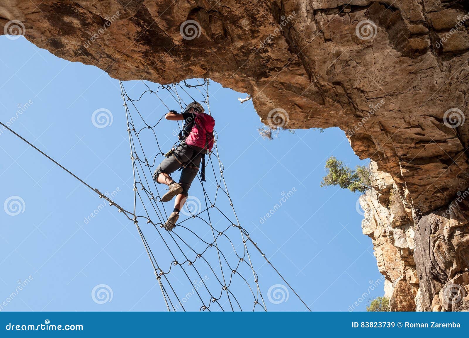 Via Ferrata - Meisje het Hangen op het Netto Metaal. Het jonge meisje hangen op het metaal netto op a via ferratasleep en het beklimmen van een moeilijk overhangend gedeelte, de bergen van Corsica