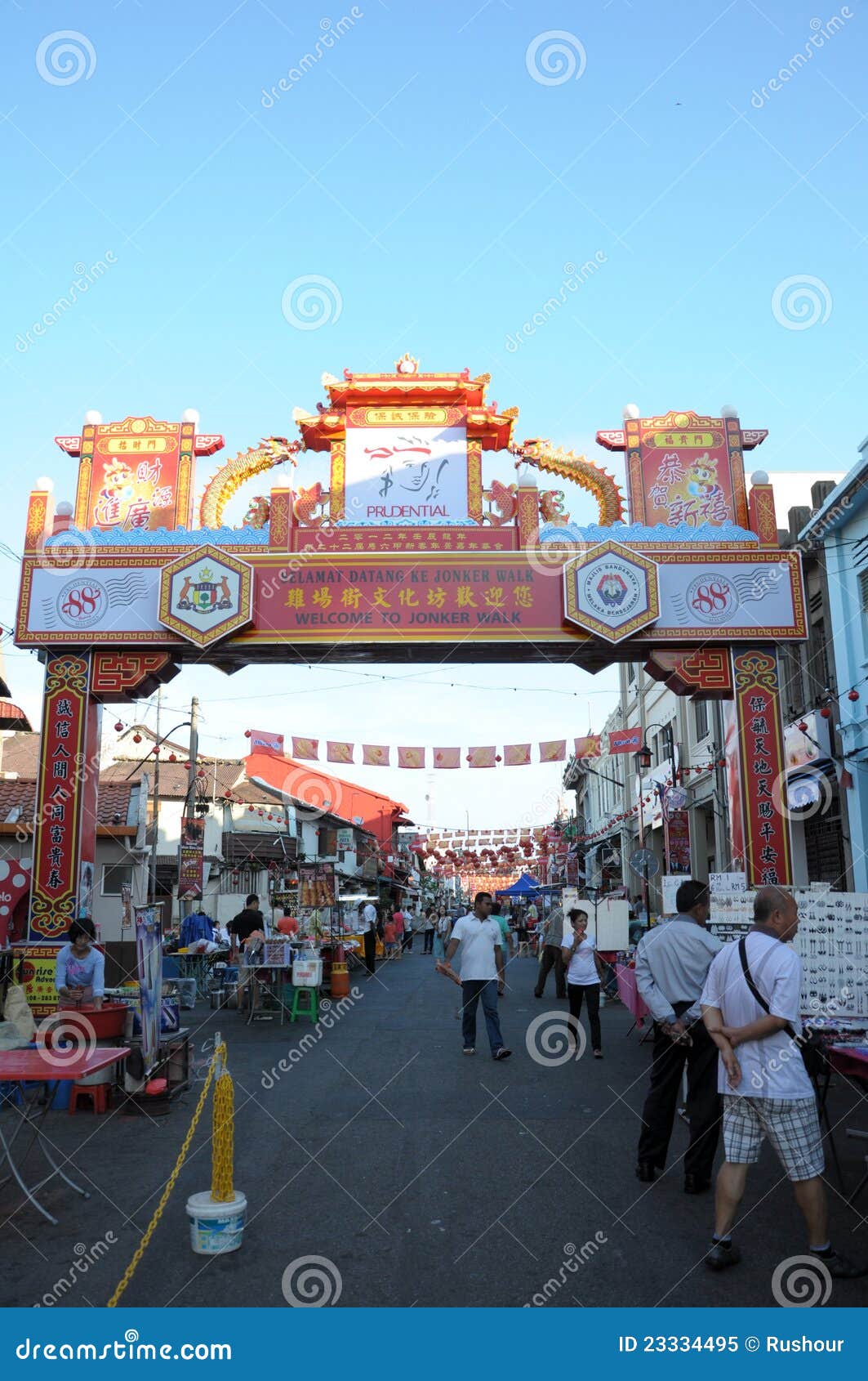 Via Malacca di Jonker. La via di Jonker fa parte del centro del patrimonio mondiale dell'Unesco della città di Melaka. Le vecchie costruzioni e case del negozio erano una dello stabilimento cinese iniziale in Malesia in XVIIesimo secolo. La via sottile è famosa fra i locals ed il turista per la vendita dei manufatti dei periodi differenti; certamente troverete la materia a partire dai vari periodi del dominio coloniale, cioè il Portoghese, i Dutch ed i Britannici, essendo vendendo qui.