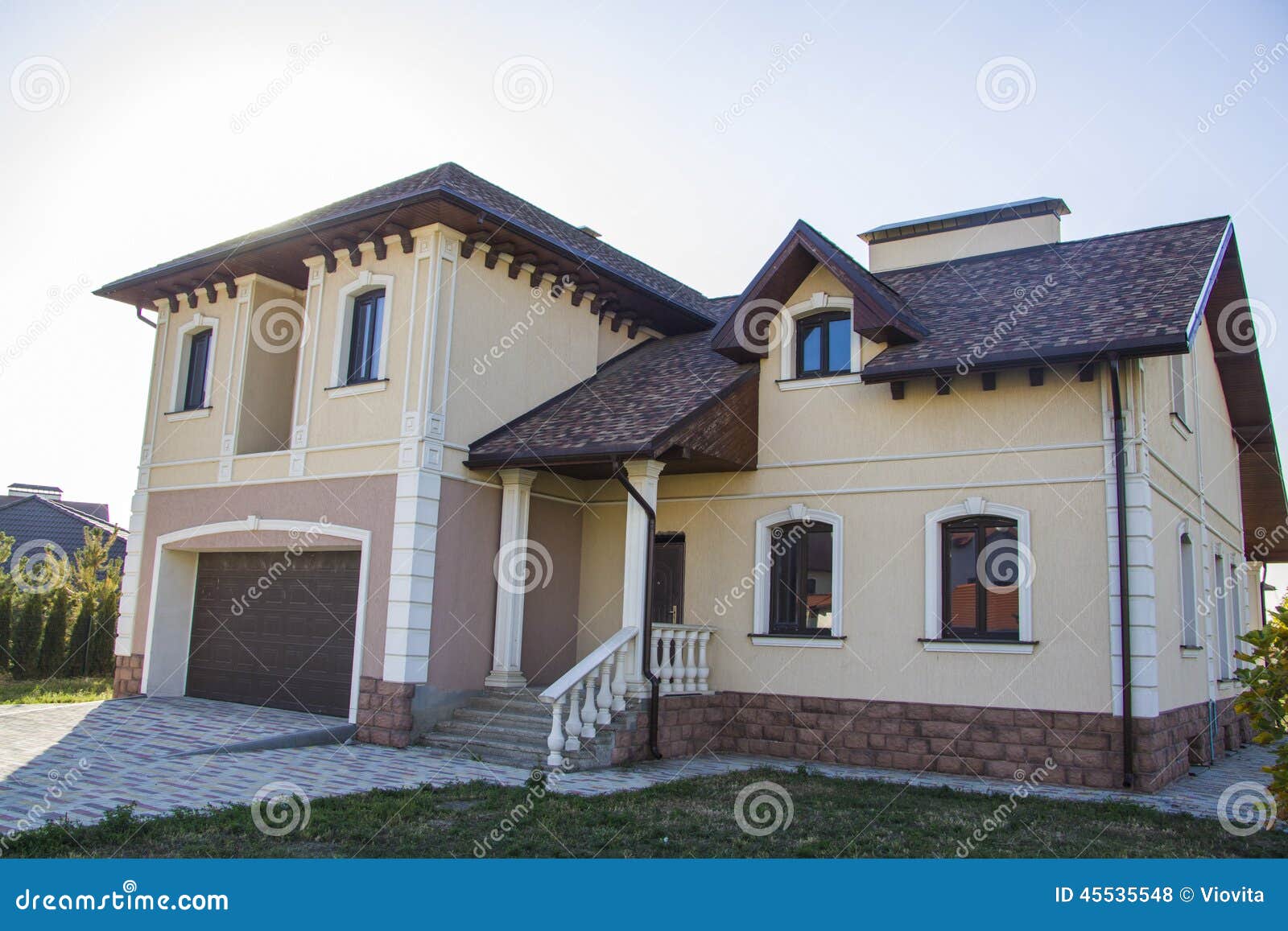 Via Toronto della casa di campagna del Canada. Bella casa di campagna nello stile alpino