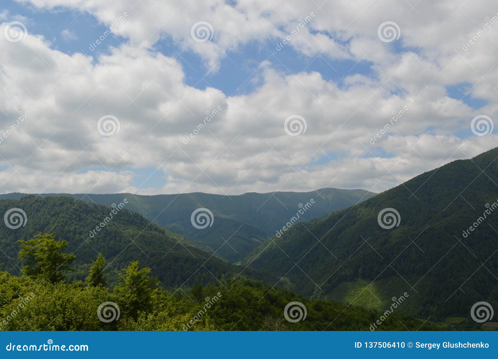 Viagem às montanhas. Viagem bonita e vívida às montanhas