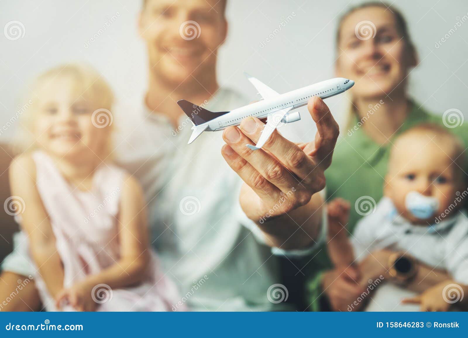 Viajar com crianças - planeamento familiar jovem e feliz na próxima viagem de avião. Viajar com crianças - uma jovem família feliz com crianças planejando a próxima viagem de avião