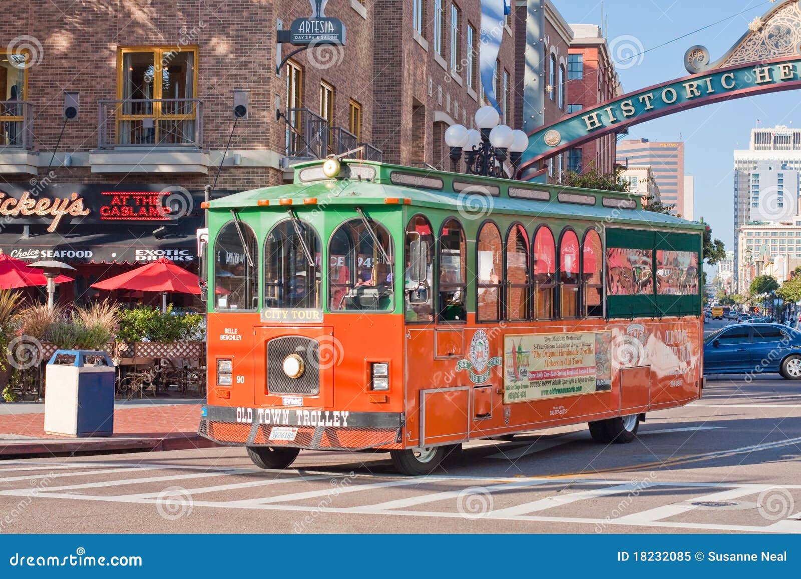 Viaje de la carretilla en el districto de Gaslamp en San Diego. Un omnibus de viaje viejo de la carretilla de la ciudad conduce a través del districto de Gaslamp en San Diego céntrica, California.