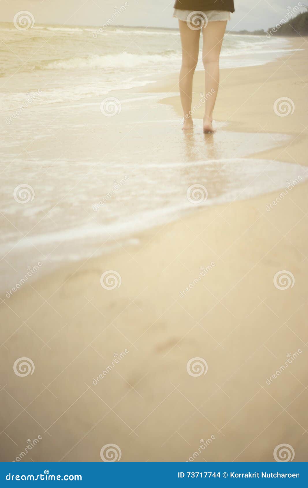 A pie Jarra recuerdos Viaje De La Playa - Mujer Joven Que Camina En La Playa De La Arena Que Deja  Las Huellas En La Arena, Imagen Filtrada, Foco Select Foto de archivo -  Imagen de costa, cubo: 73717744