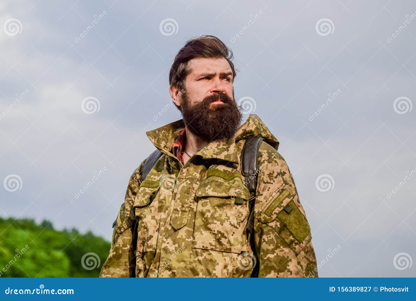 Viajero Brutal. Inconformista Maduro Con Barba En Chaqueta Militar. Hombre  De Hunter. La Temporada De Caza. Soldado Con Uniforme M Imagen de archivo -  Imagen de cazador, lifestyle: 156389827