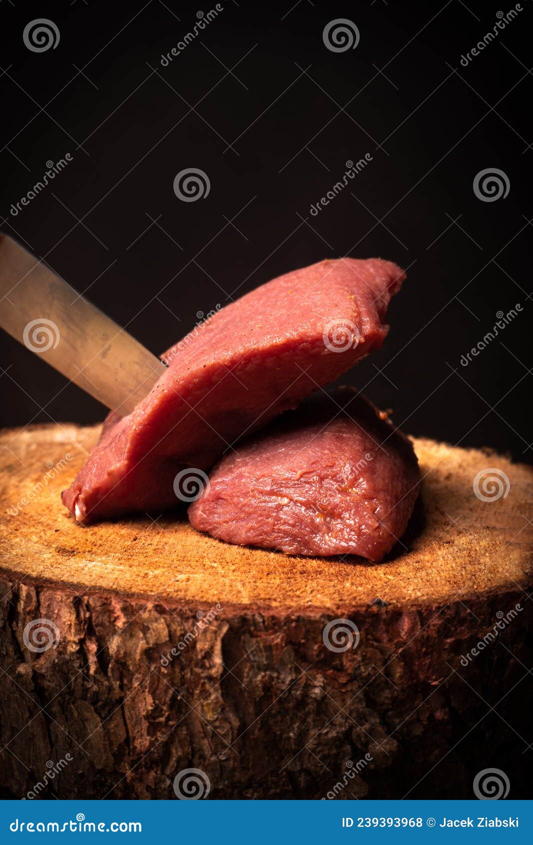 Viande De Gibier Cru Steaks De Boeuf Sur Bloc De Coupe En Bois Sur Fond  Noir. Vue Latérale Sur La Viande De Chevreuil De Haute Qua Photo stock -  Image du protéine