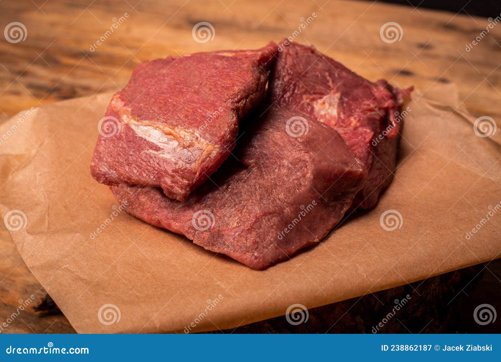 Viande De Gibier. Morceaux De Viande Sur Papier Parchemin Sur Fond De Bois.  Viande De Chevreuil De Haute Qualité. Image stock - Image du goulache,  prime: 238862187