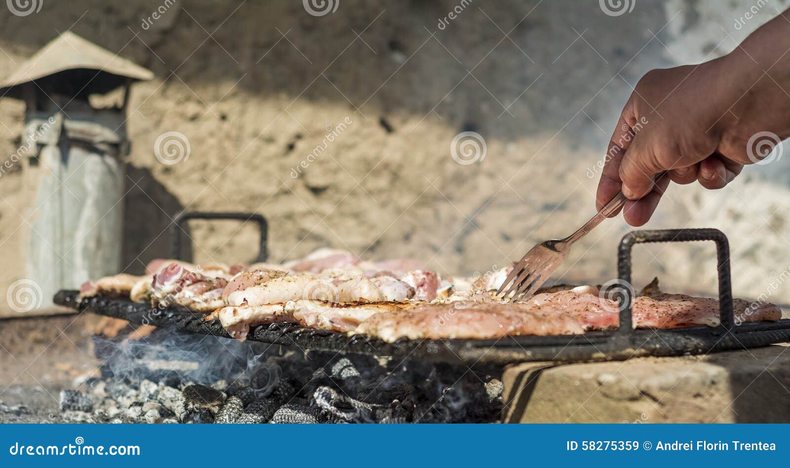 Viande De Poulet Sur Un Barbecue Improvisé Image stock Chiche kebab D'un Poulet Sur Un Barbecue Improvisé Fait De
