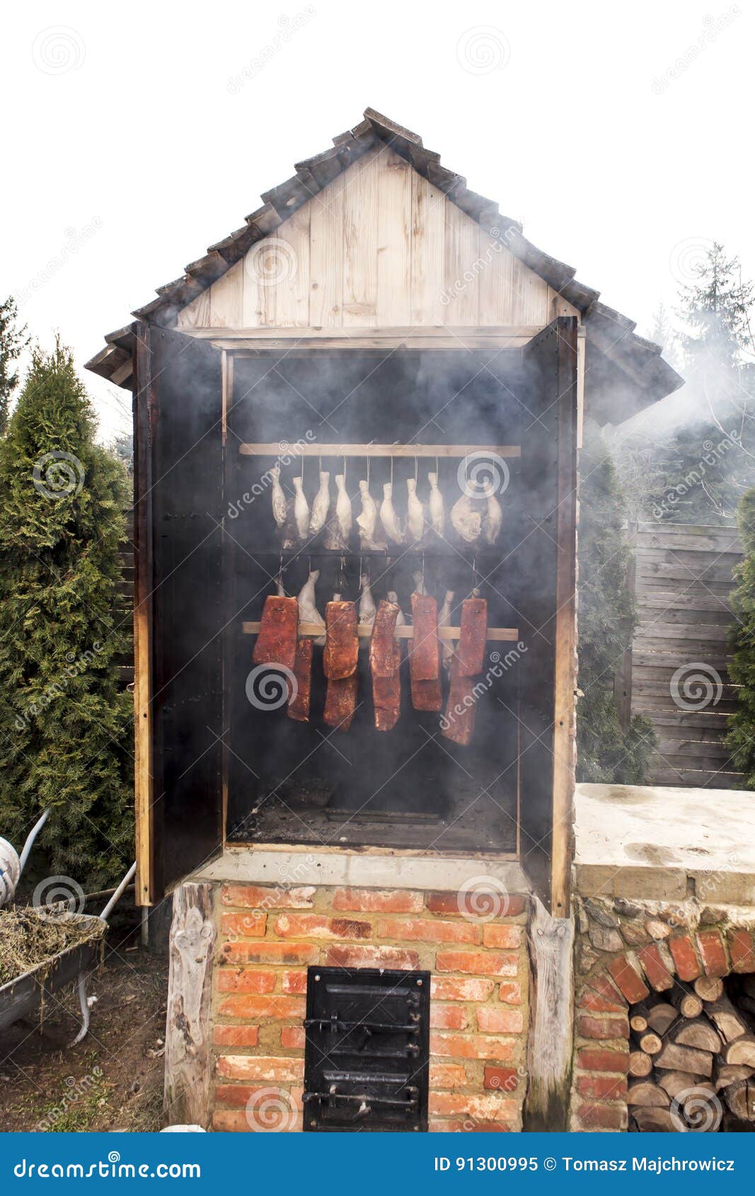 Viande Prêt-fumée Dans Le Fumoir Image stock - Image du poulet, découpage:  91300995