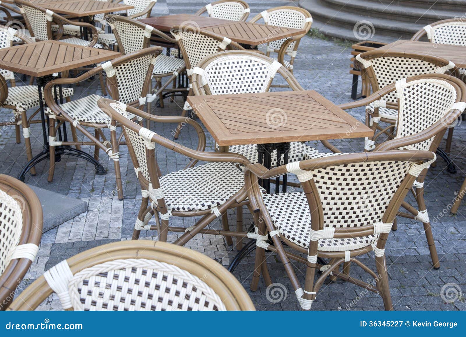 Vicinanza di Mesto della Tabella del caffè e di sguardo fisso delle sedie, Praga, repubblica Ceca, Europa