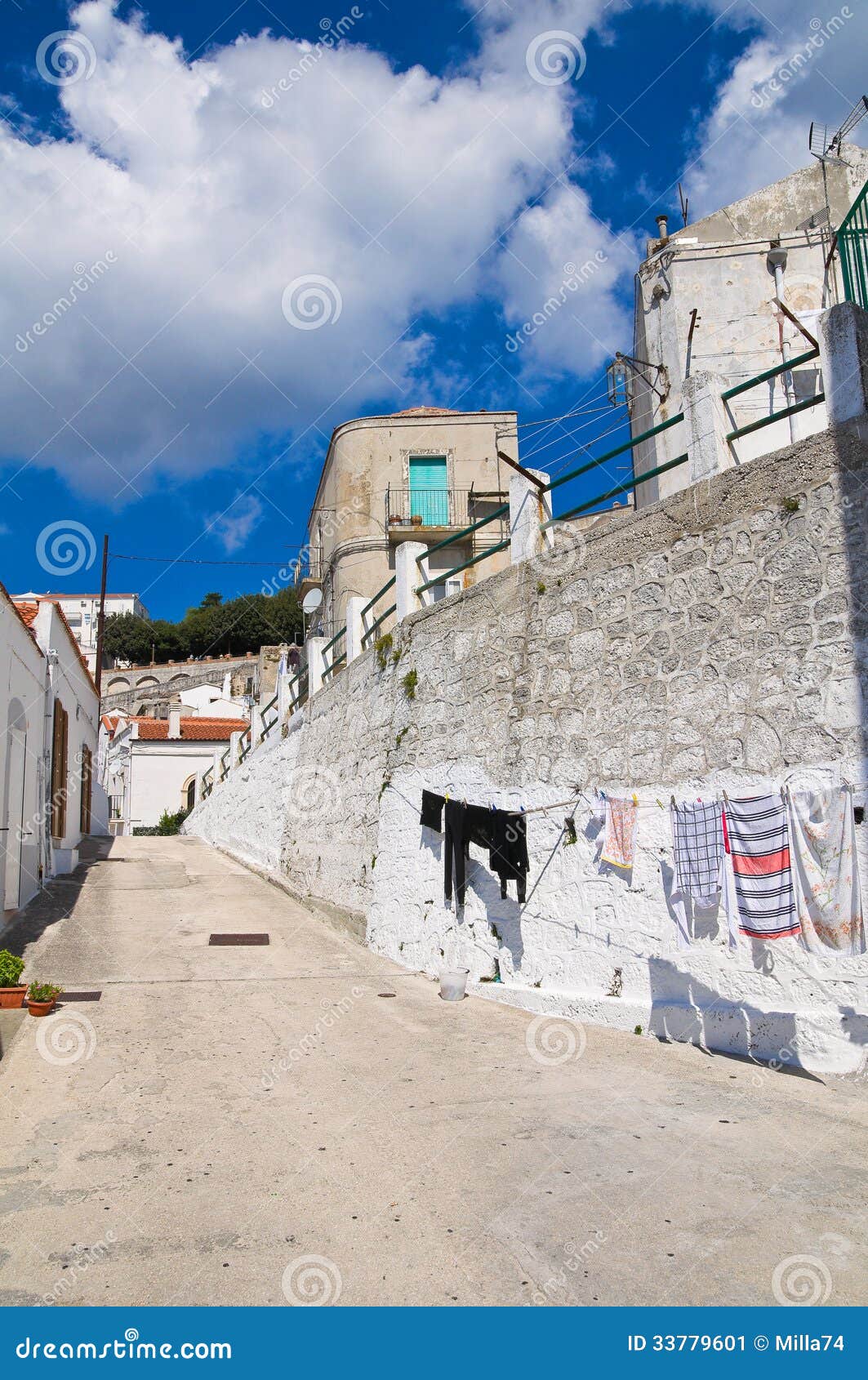 Vicolo. Monte Sant ' Angelo. La Puglia. L'Italia. Prospettiva di un vicolo di Monte Sant ' Angelo. La Puglia. L'Italia.