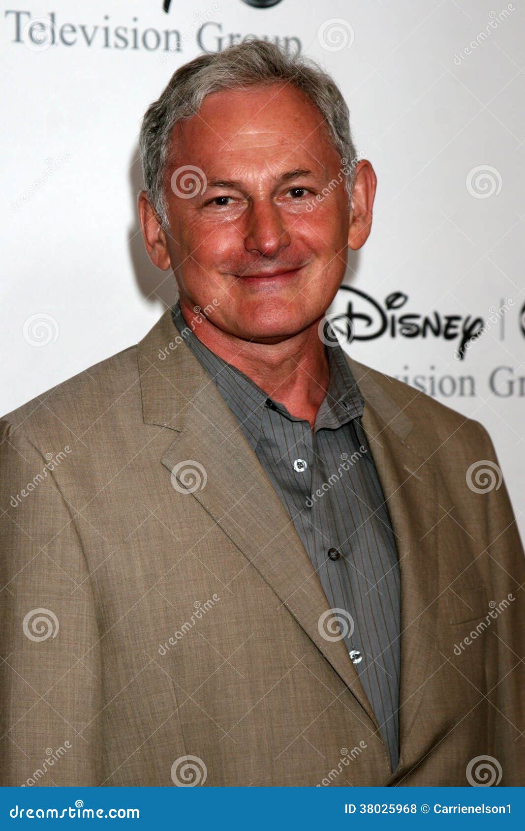 Victor Garber som ankommer på partiet för abcTCAsommar 08 på Beverly Hilton Hotel i Beverly Hills, CA på Juli 17, 2008