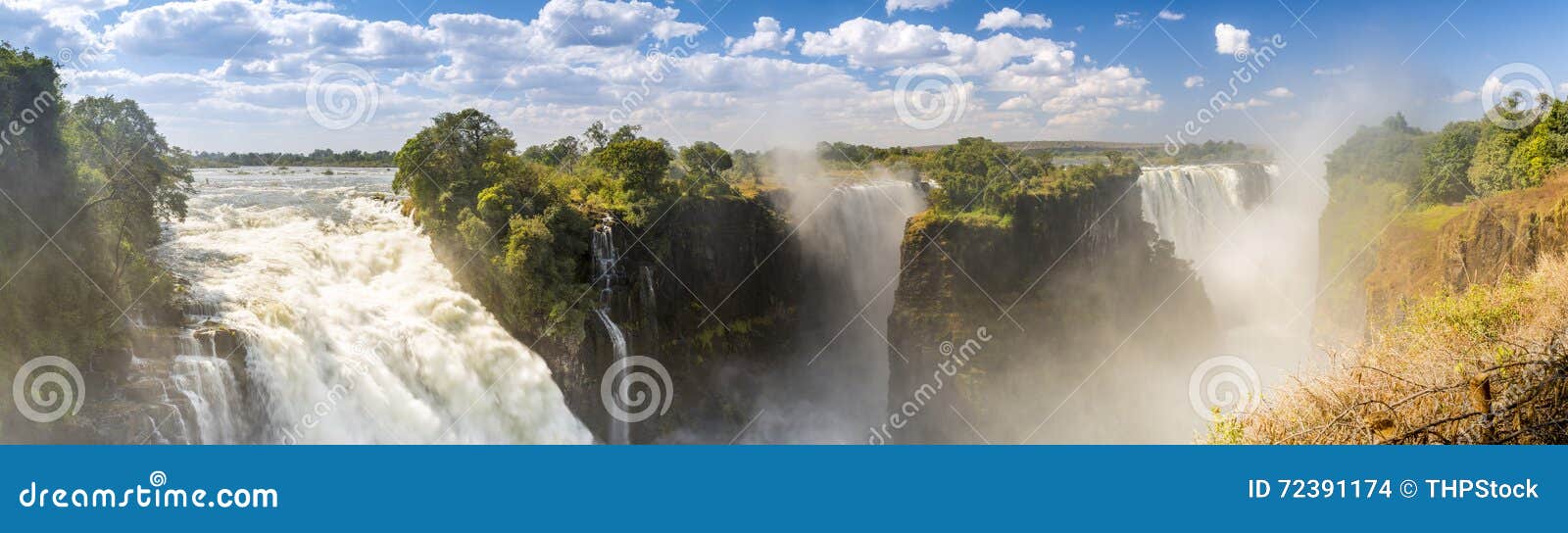 victoria falls waterfall between zimbabwe and zambia in africa