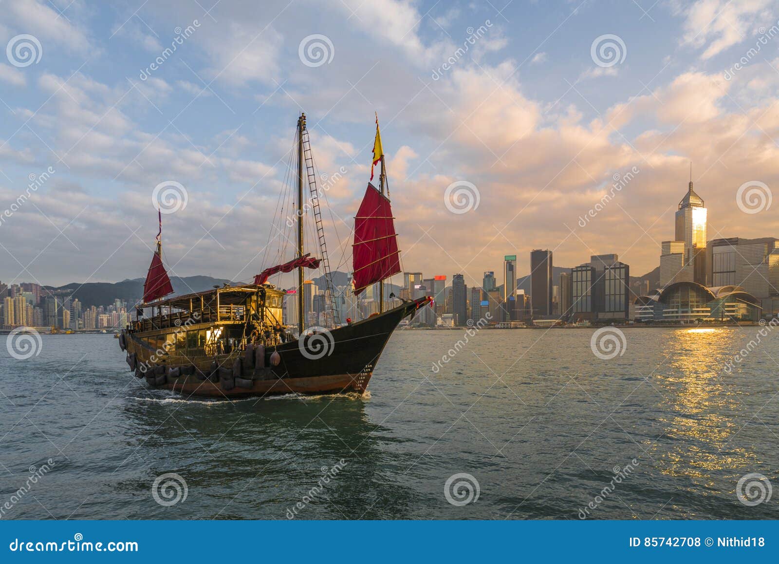 Junk boat at Victoria harbor : Hong Kong