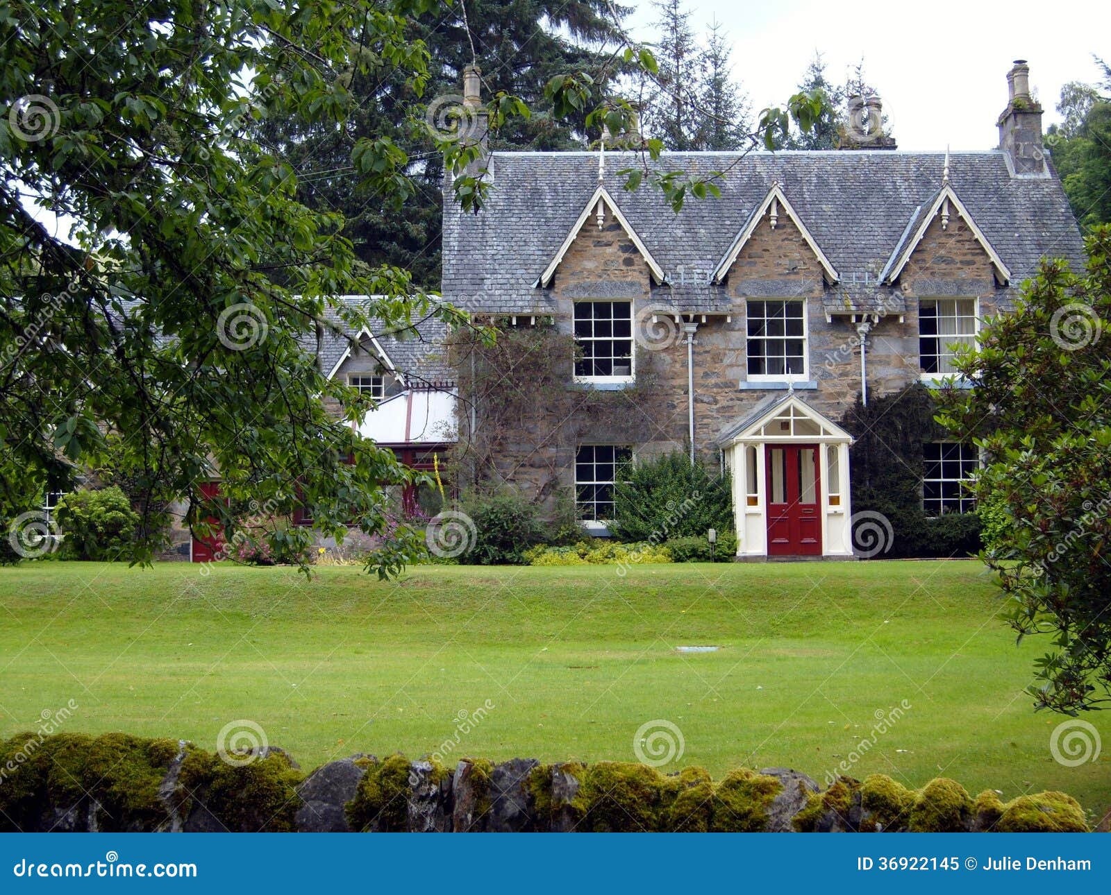 victorian scottish house architecture found small perthshire village scotland 36922145