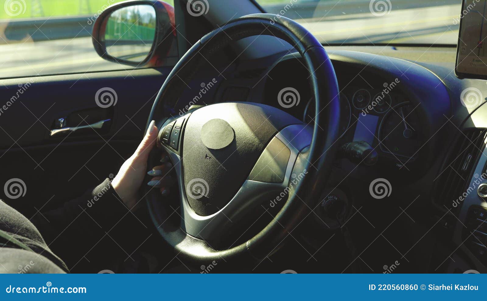 Photos de Les Mains De La Femme Sur Le Volant De La Voiture - Photos de  stock gratuites et libres de droits de Dreamstime