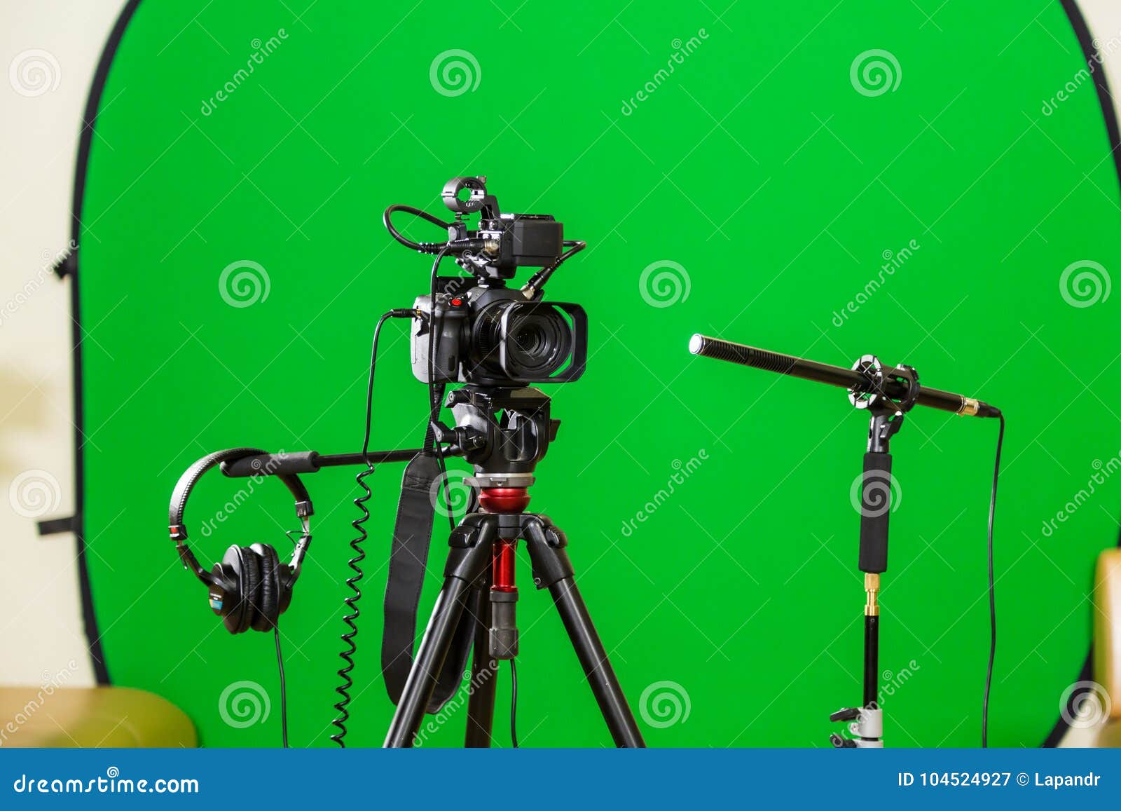 Video Camera on a Tripod, Headphones and a Directional Microphone - Film Making: Bạn đang muốn trở thành một nhà làm phim chuyên nghiệp hay đang tìm kiếm những phụ kiện để làm phim của riêng mình? Trong hình ảnh này, bạn sẽ được chiêm ngưỡng những công cụ quan trọng như máy quay phim, micro hướng và tai nghe chuyên nghiệp giúp bạn ghi lại những cảnh quay tuyệt vời nhất. Hãy bấm vào hình ảnh để tìm hiểu thêm về cách làm phim và những phụ kiện bạn cần thêm cho bộ sưu tập của mình!