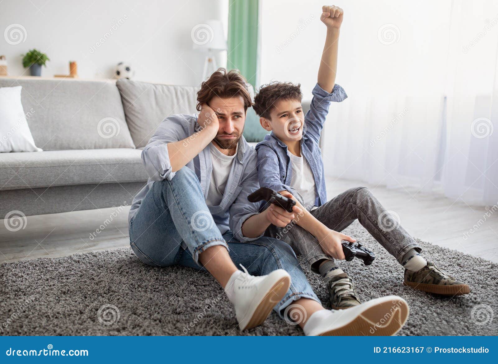 Dois meninos estão competindo em um jogo para celular