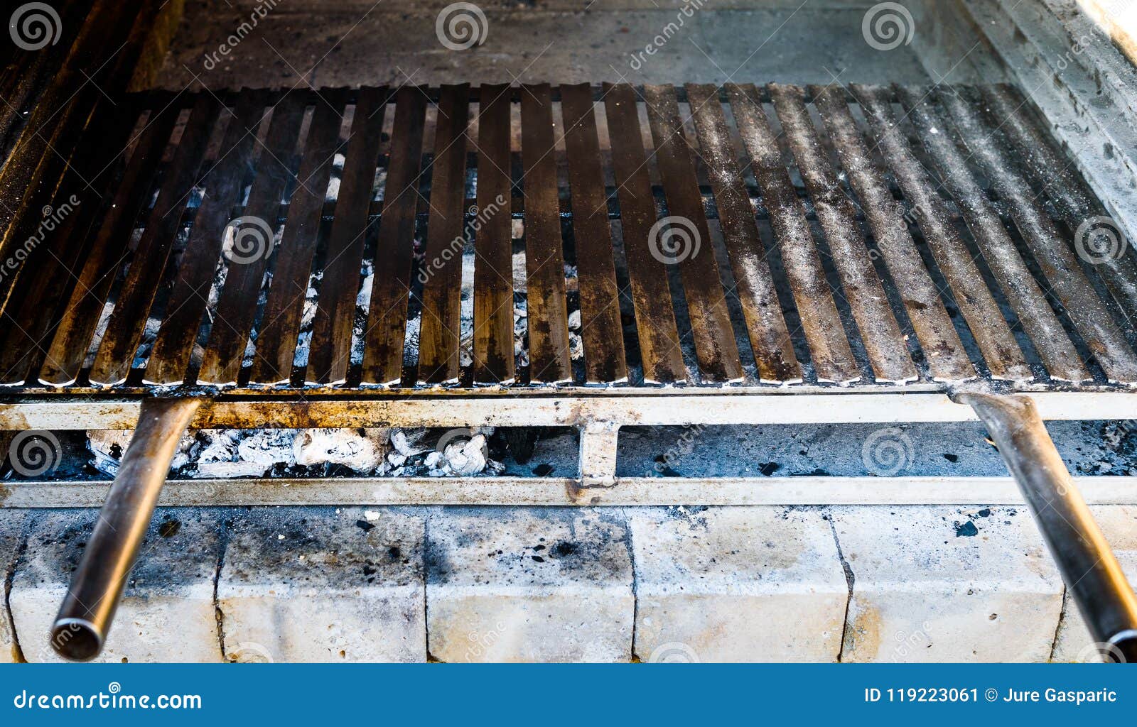 Videz La Grille Plate De Gril De BBQ De Barbecue En Cheminée Avec Le  Charbon De Bois Image stock - Image du homemade, barbecue: 119223061