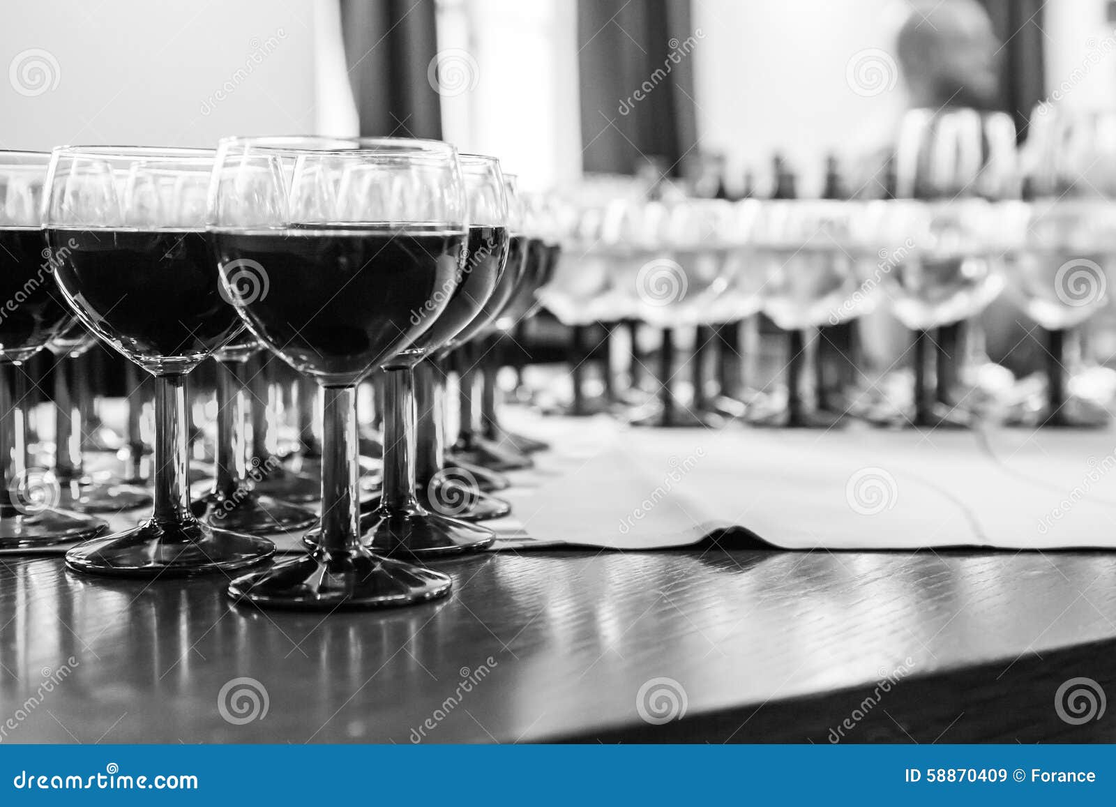 Vidrio Con El Vino, Blanco Y Negro Imagen de archivo Imagen de barra