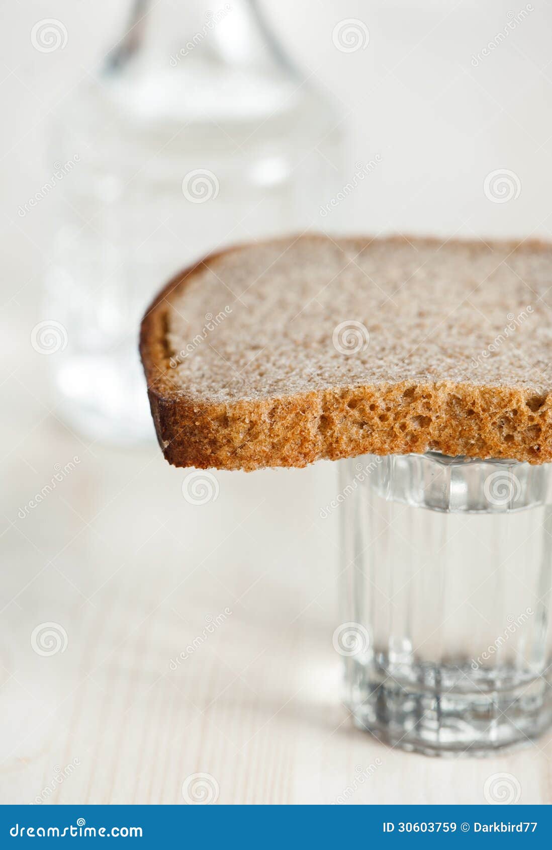 Ставят стакан воды и хлеб. Стакан с хлебом. Стопка с хлебом. Рюмка с хлебом. Стакан и кусок хлеба.