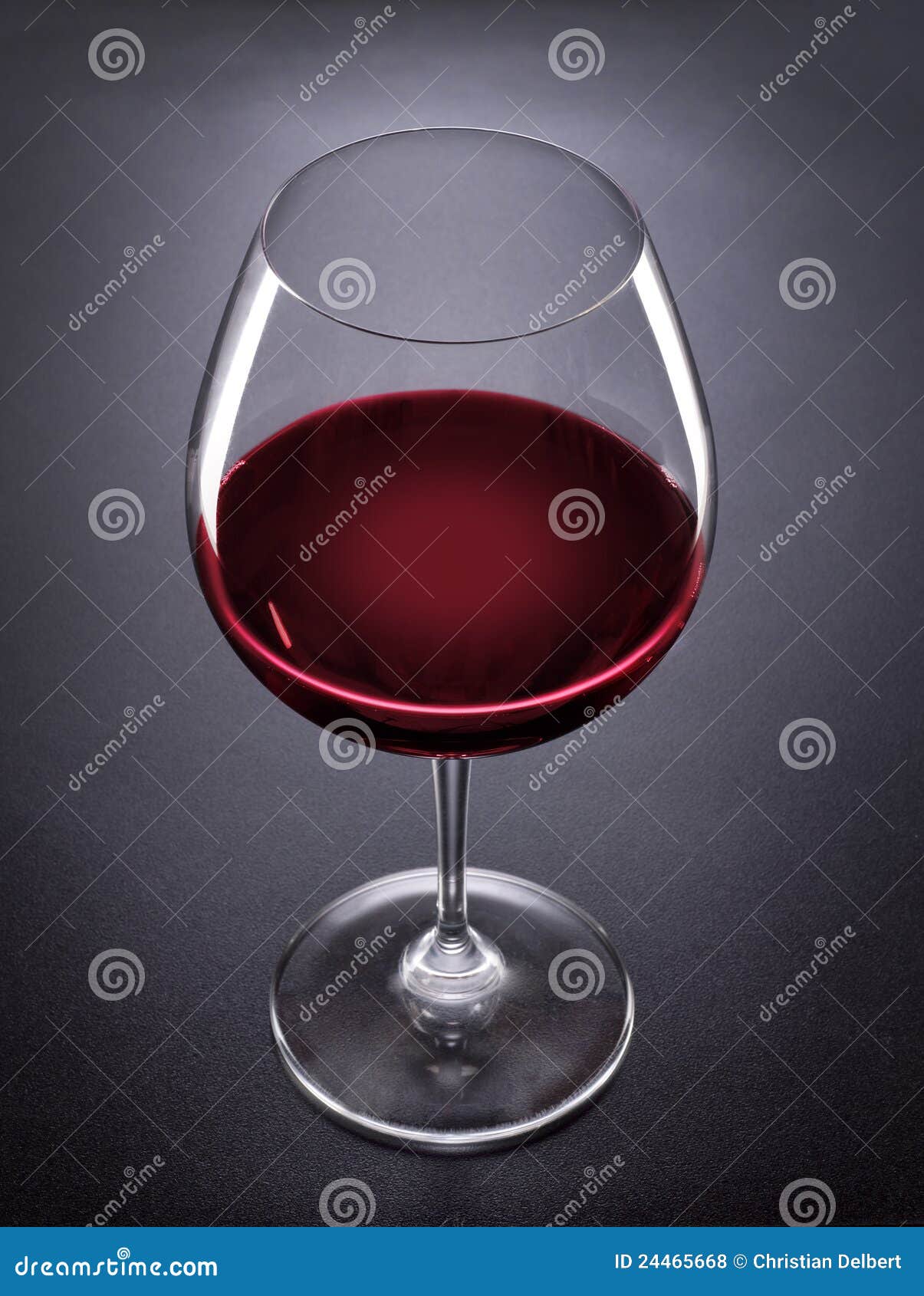 Vidrio de vino rojo en fondo negro