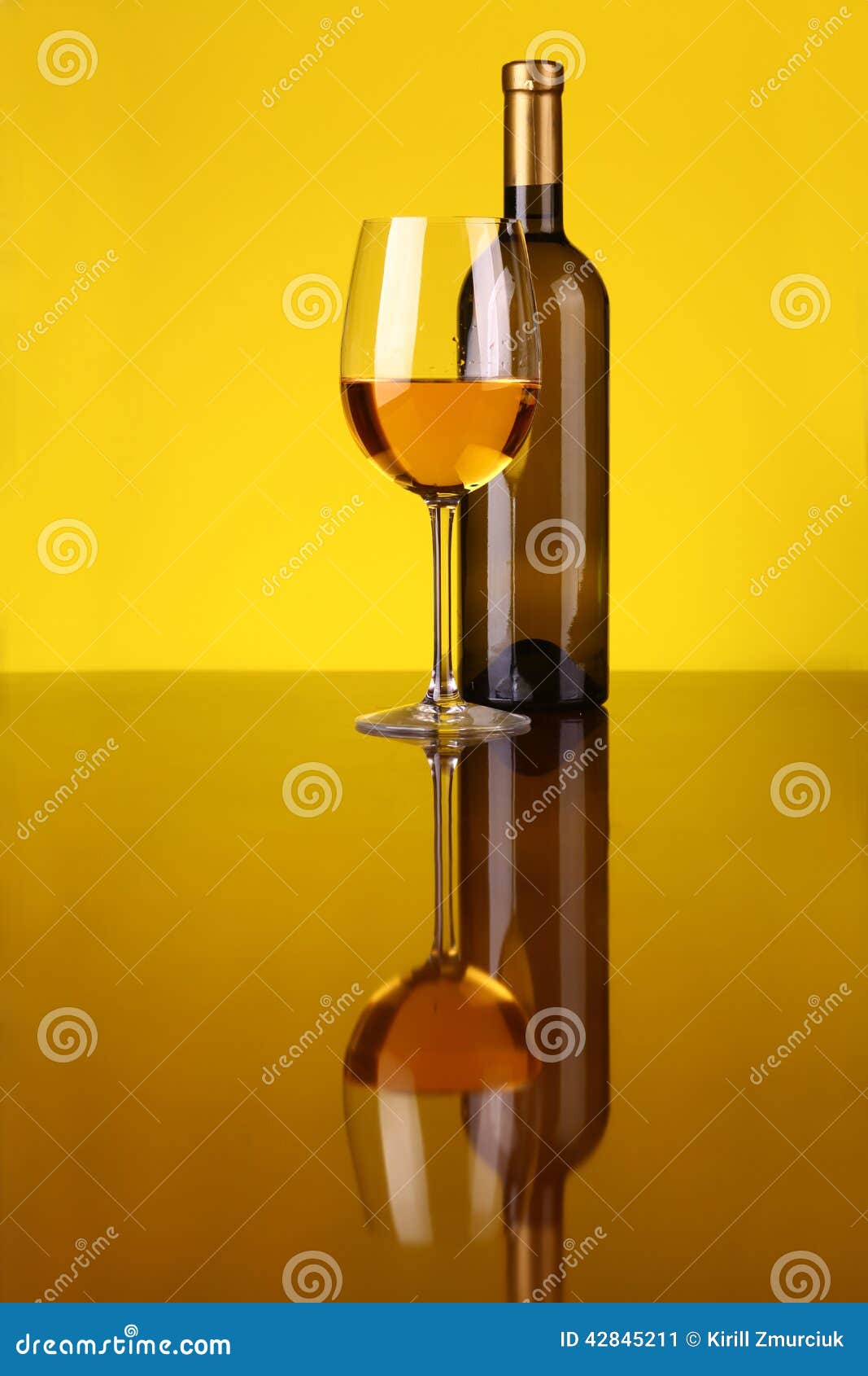 Vidrio de vino blanco. Vidrio y botella de vino blanco sobre un fondo amarillo