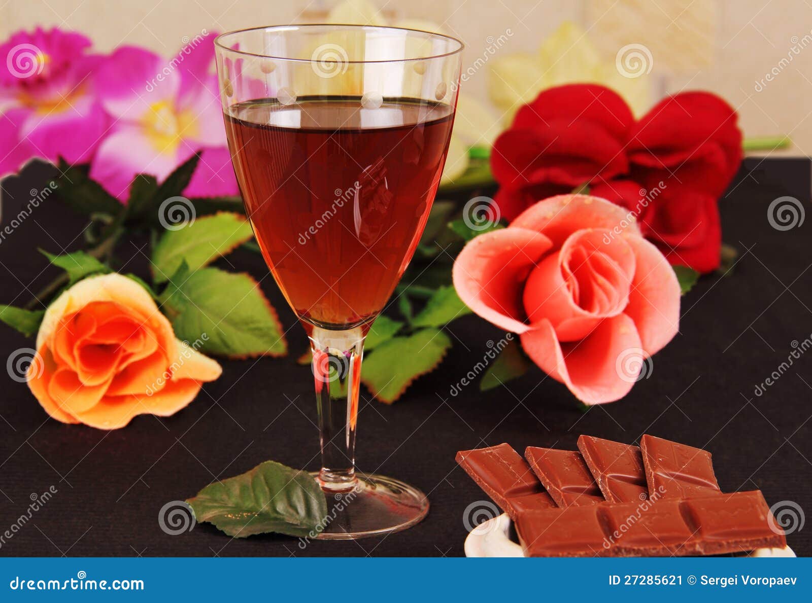 Vidrio de vino, de chocolate y de flores. Vidrio del vino, chocolates en el vector. Ramo de flores.