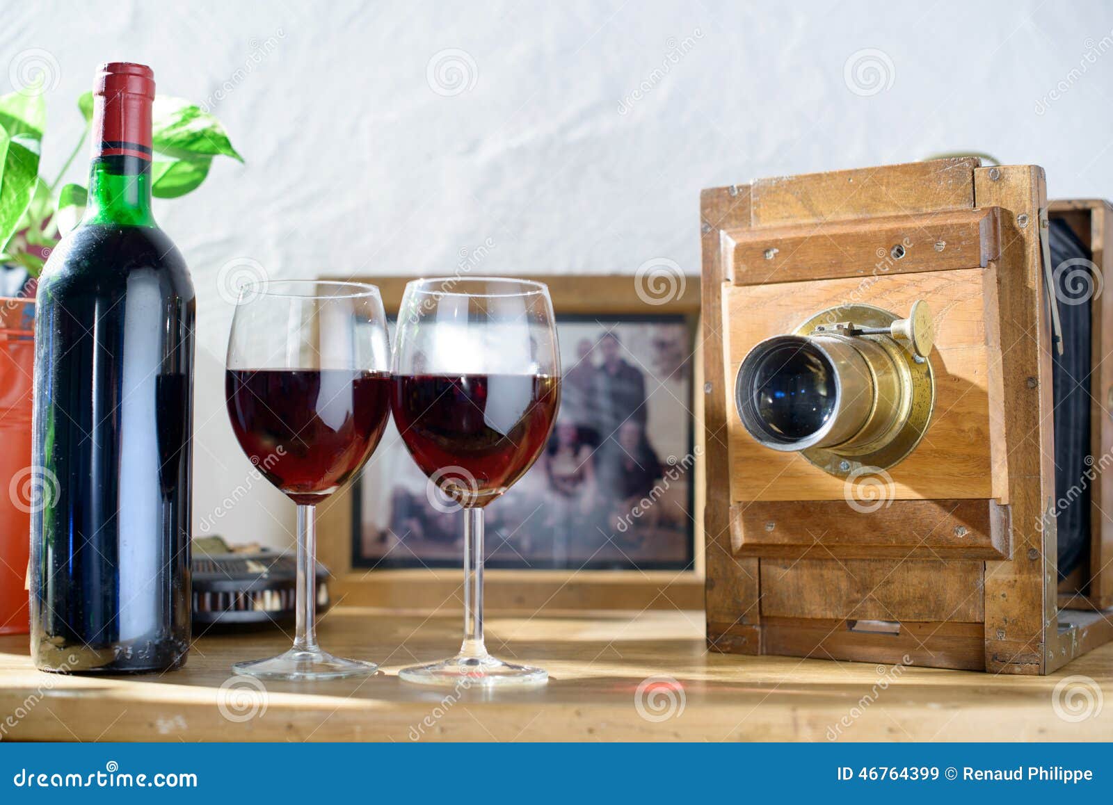 Vidrios De Vino Con Cámara Vieja Imagen de archivo Imagen de cena, viejo: 46764399