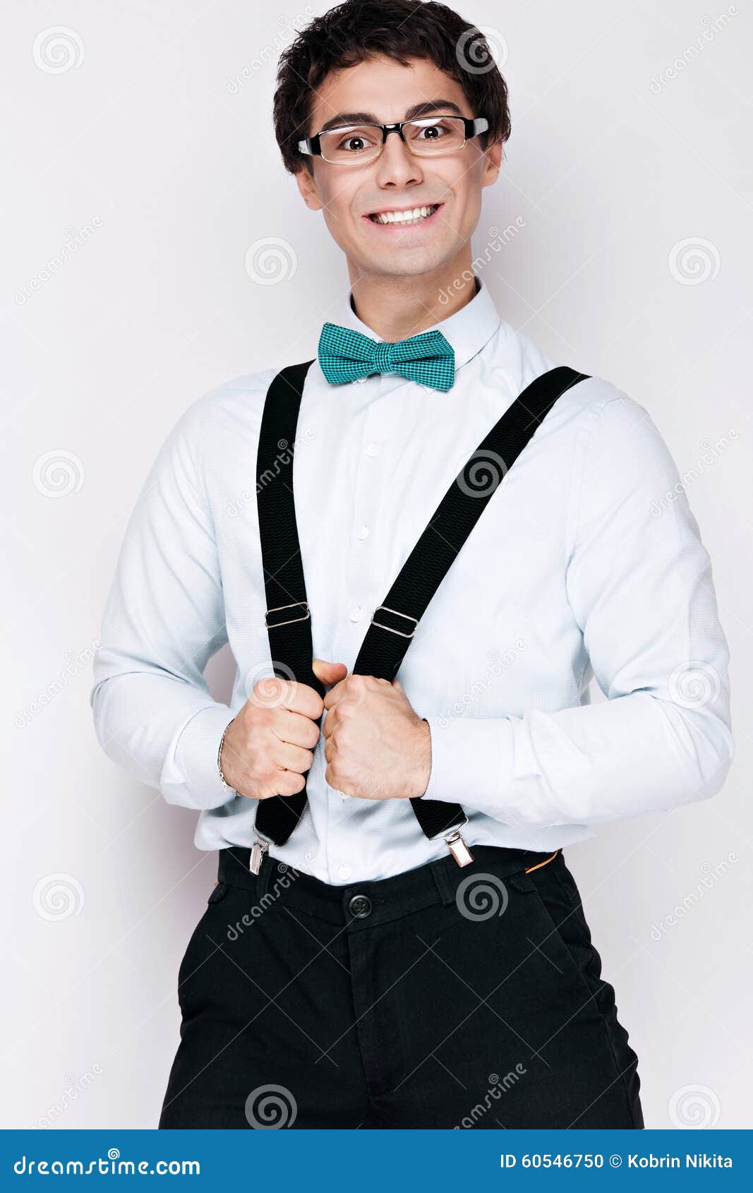 Vidrios Que Llevan Alegres Hermosos Del Hombre Joven Camisa Con