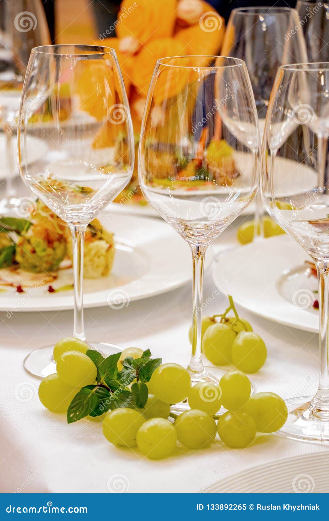 Vidros Festivos Da Tabela Para Champagne E Uvas Imagem de Stock