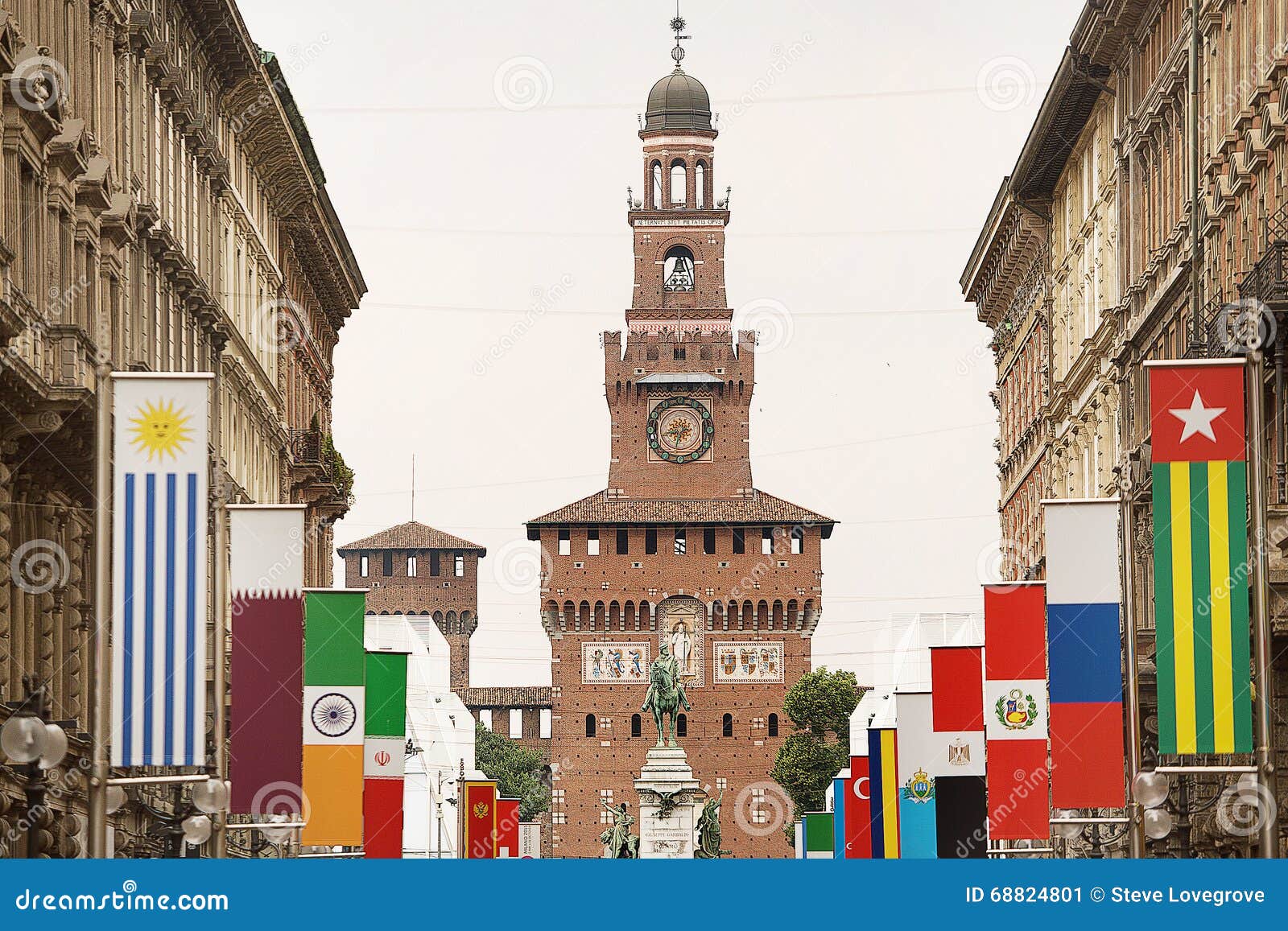 Vie della città di Milano con le bandiere. Milano, Italia 14 giugno 2015: Bandiere internazionali che pendono dalle costruzioni della città durante l'Expo 20015 del mondo in Milan Italy