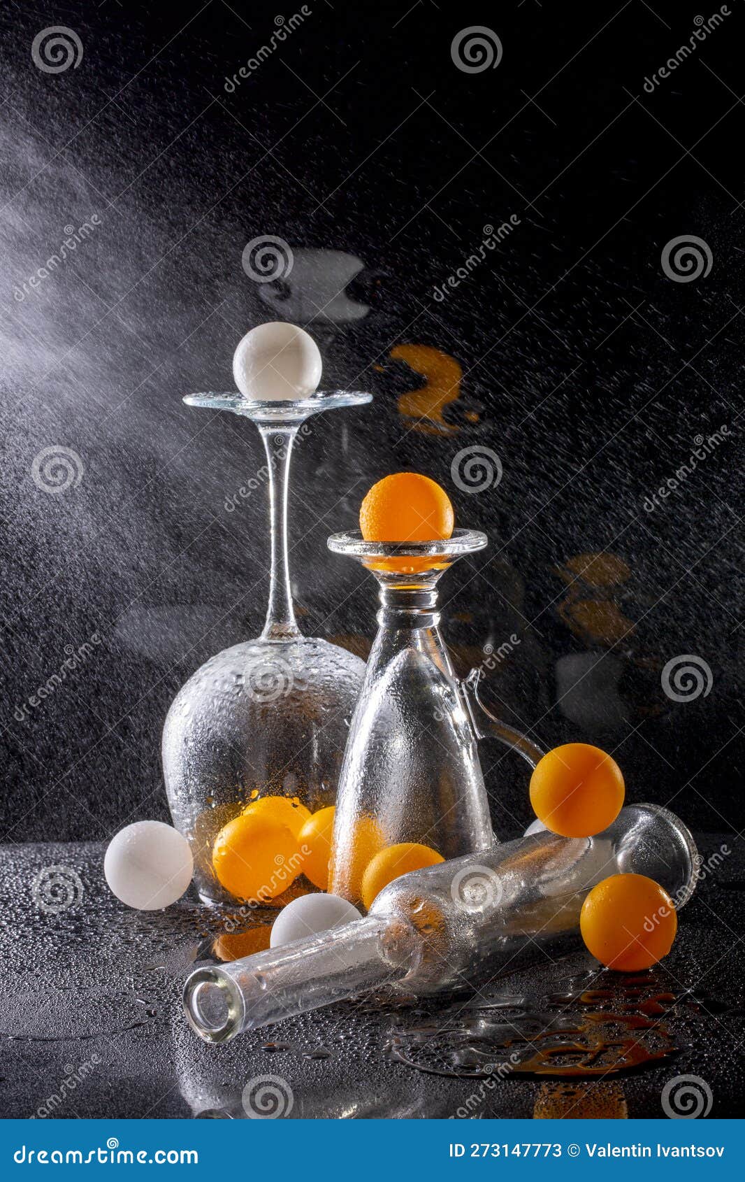 Vie Morte Avec Des Lunettes Et Des Boules D'orange Avec Vaporisateur D'eau  Image stock - Image du couleur, conceptuel: 273147773