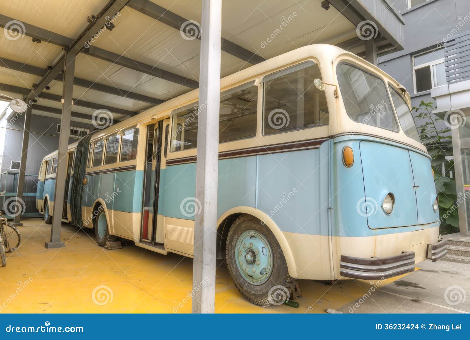 Vieil autobus. Vieux autobus d'une porcelaine, fonctionnant pendant les années 1950 aux années 1980 de la route urbaine, appartenant à l'autobus de chariot. Cette photo est prise par le hdr.