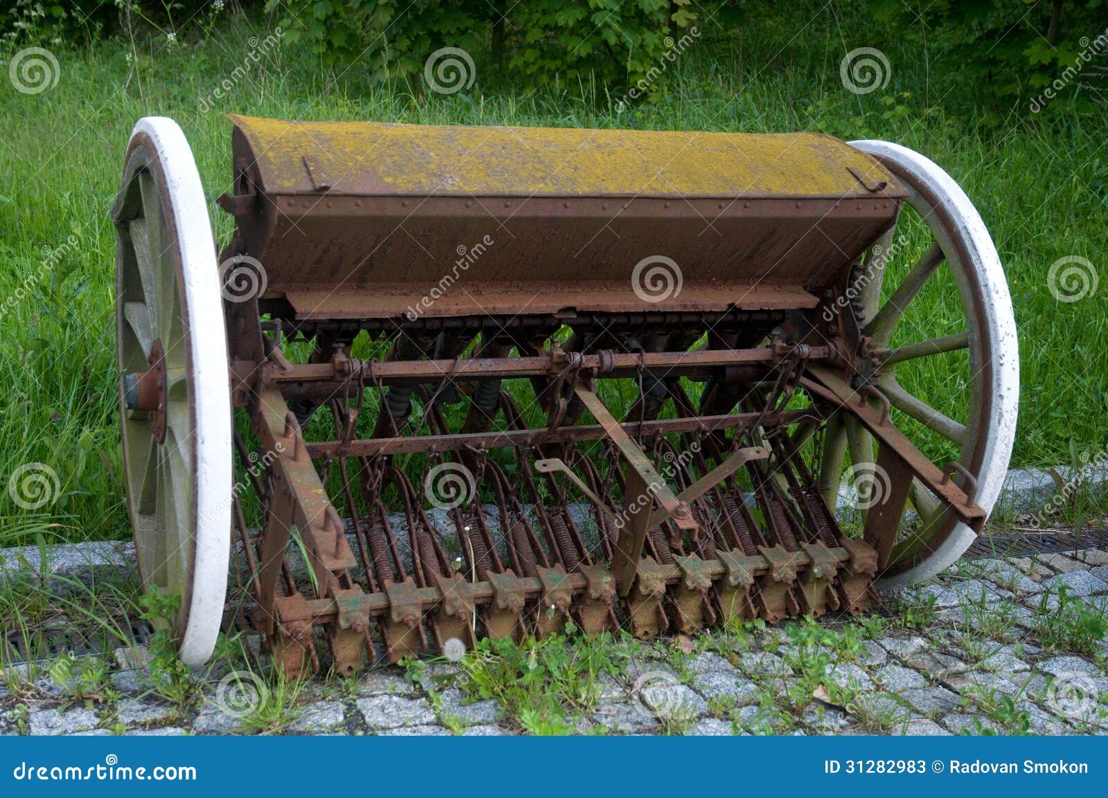 Vieil équipement agricole - machine de semoir.