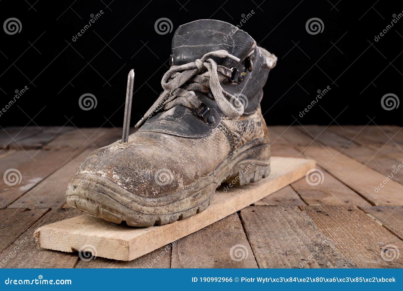 Vieille Chaussure De Travail Percée Avec Un Clou. Un Accident Du