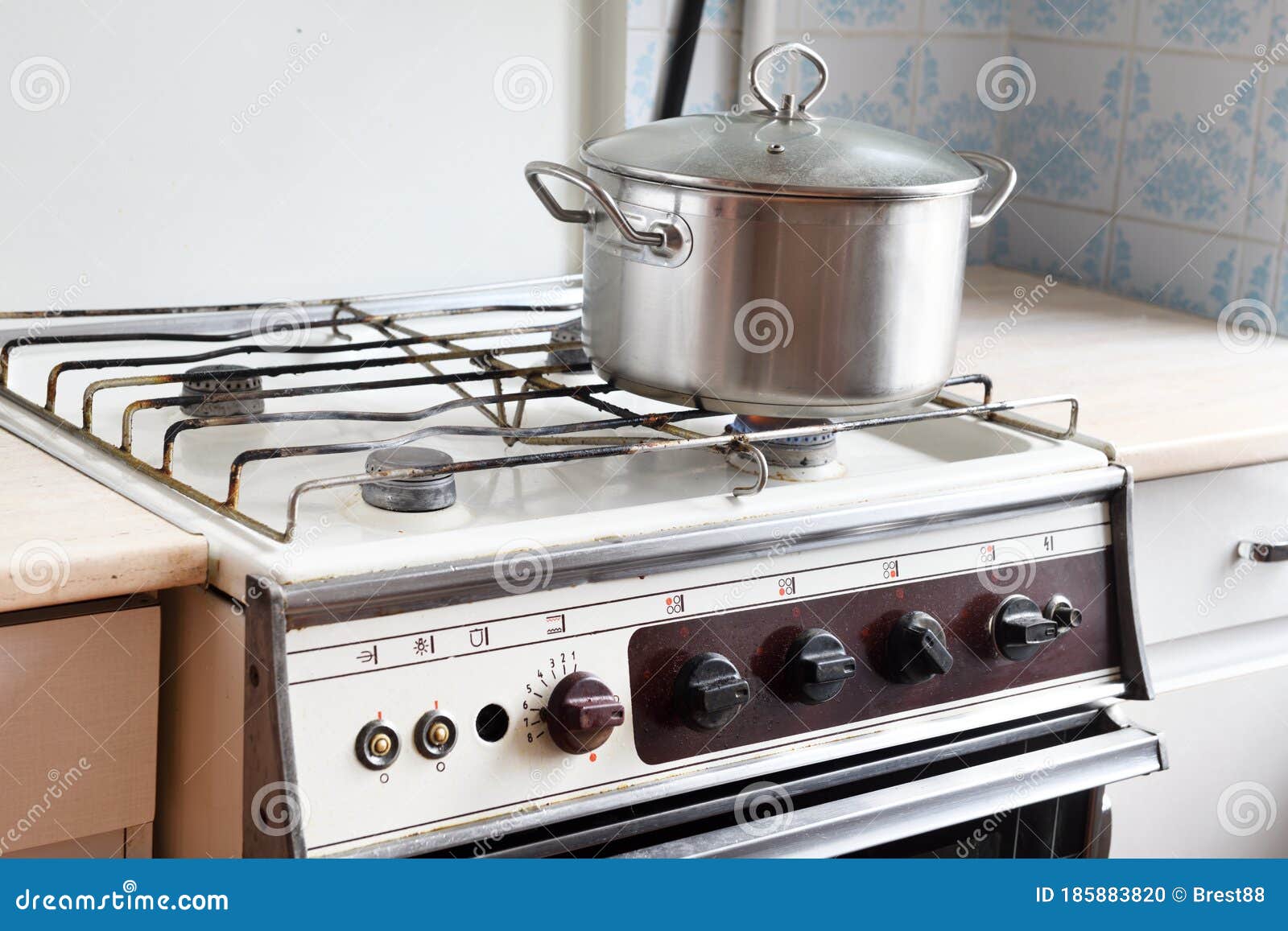 Vieille Rétro Cuisinière à Gaz Avec Des Poêles Et Bouilloire. Photo  Obsolètes Les Ustensiles De Cuisine. Photo stock - Image du maison,  appareil: 185883820