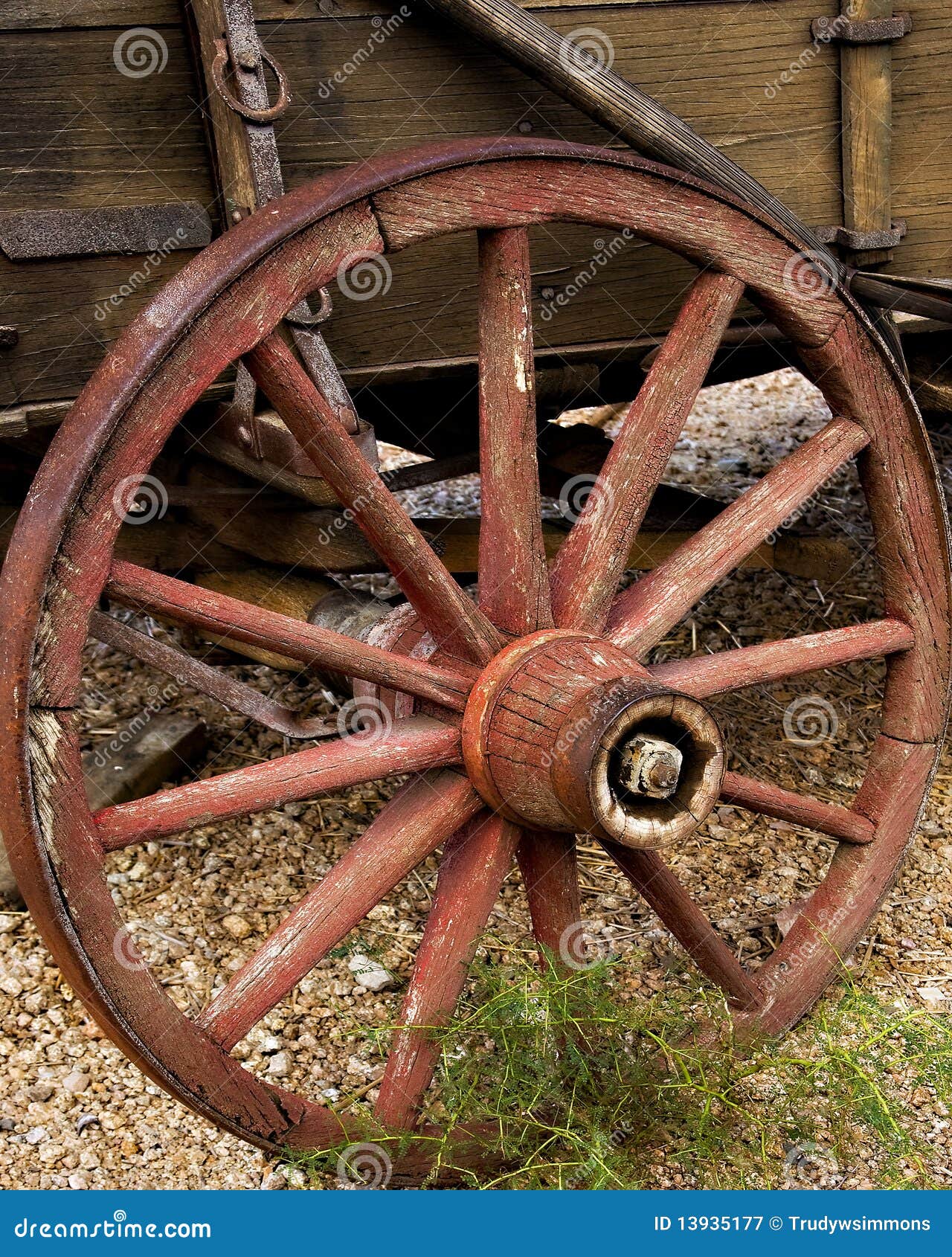 Vieille Roue De Chariot Avec Les Rais En Bois Image stock - Image du  peinture, rustique: 13935177