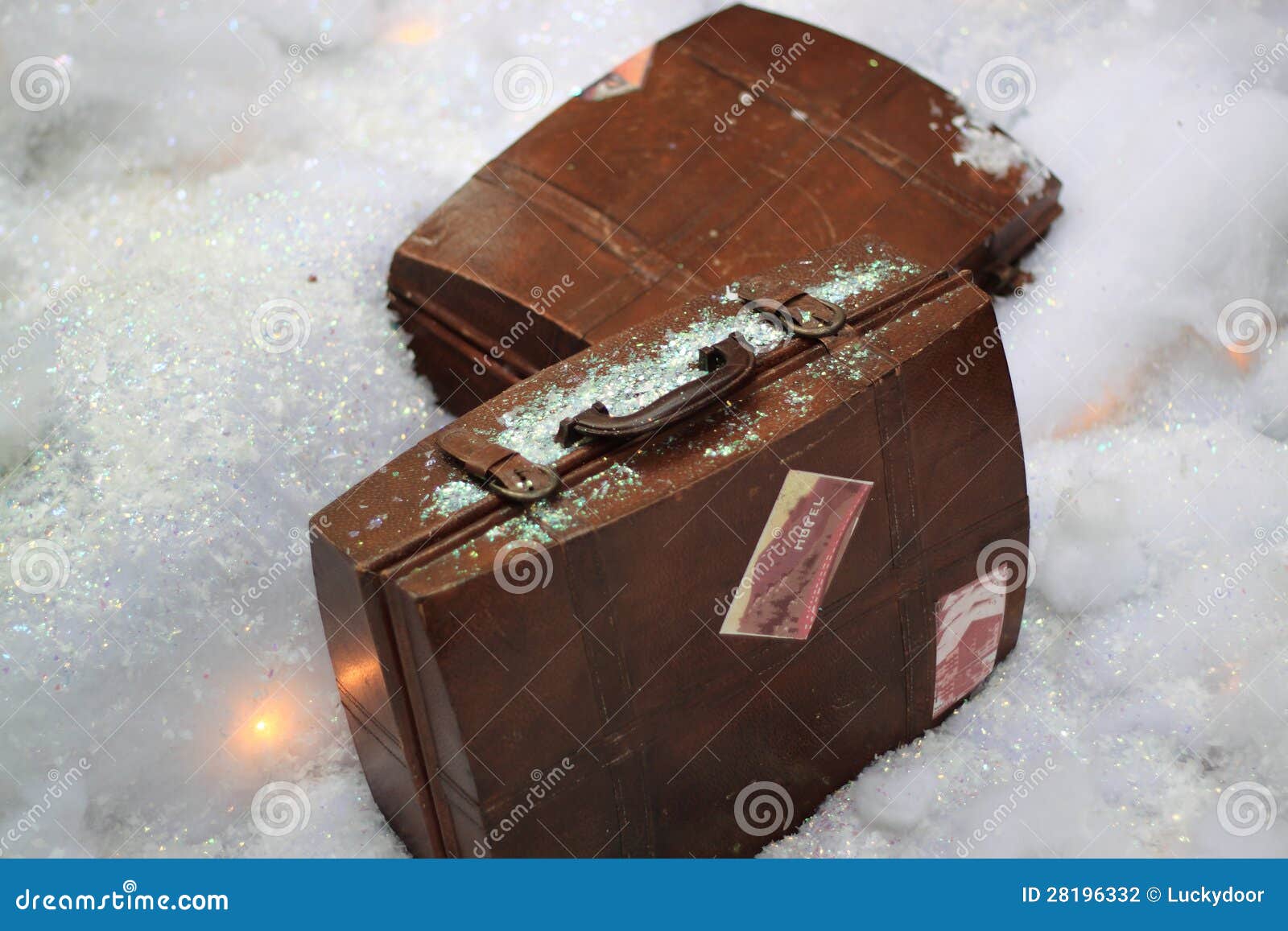 Vieille valise de course. Deux vieilles valises de course sur la neige artificielle