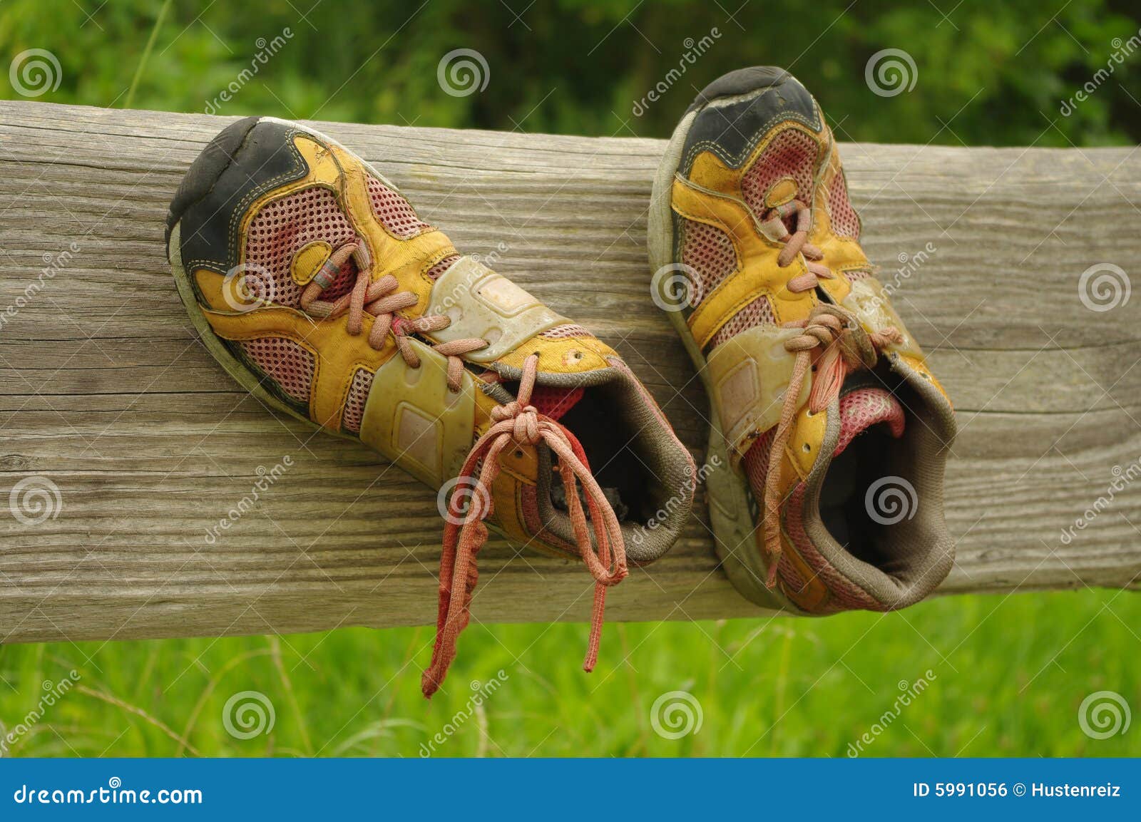 Vieilles chaussures sur un panneau en nature