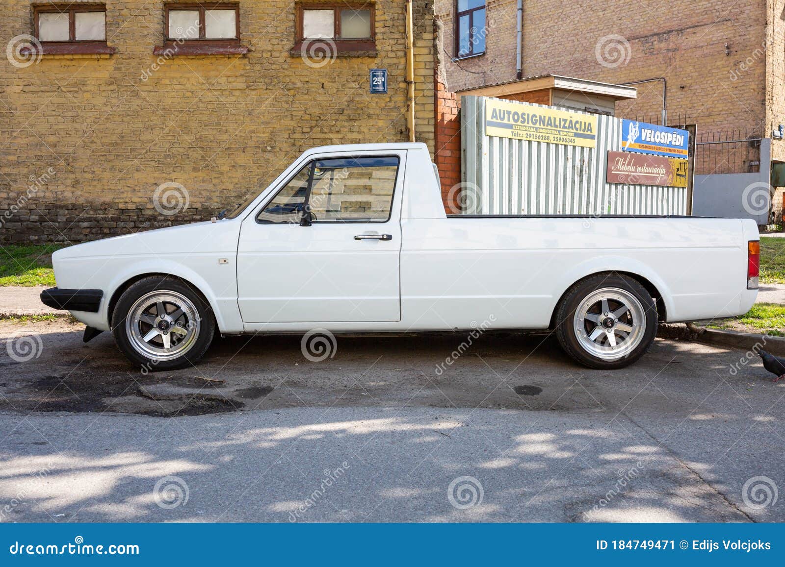 Vieja Camioneta De Volkswagen Blanco Retro En La Calle Foto editorial -  Imagen de golf, transporte: 184749471