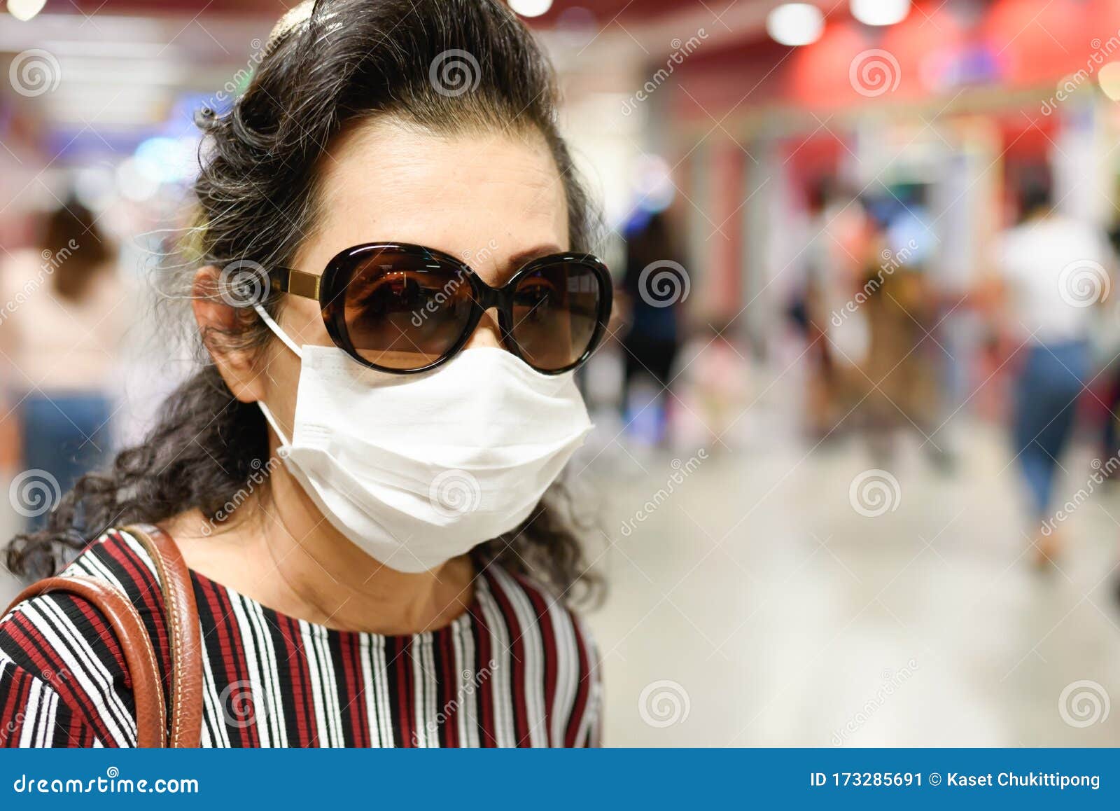 https://thumbs.dreamstime.com/z/vieja-con-m%C3%A1scara-facial-y-gafas-de-sol-mujeres-m%C3%A1scaras-para-prevenir-la-infecci%C3%B3n-por-el-coronavirus-caminan-en-metro-gente-173285691.jpg