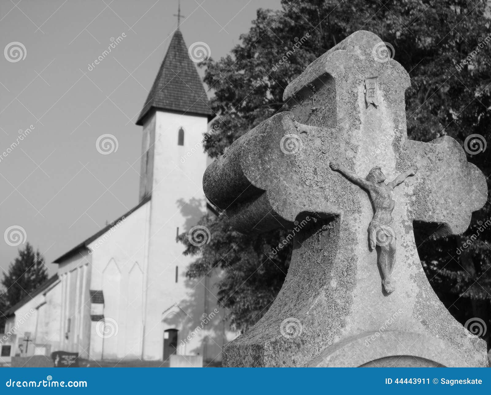 Vieja cruz en cementerio con un templo. Vieja cruz en cementerio católico con un fondo del templo