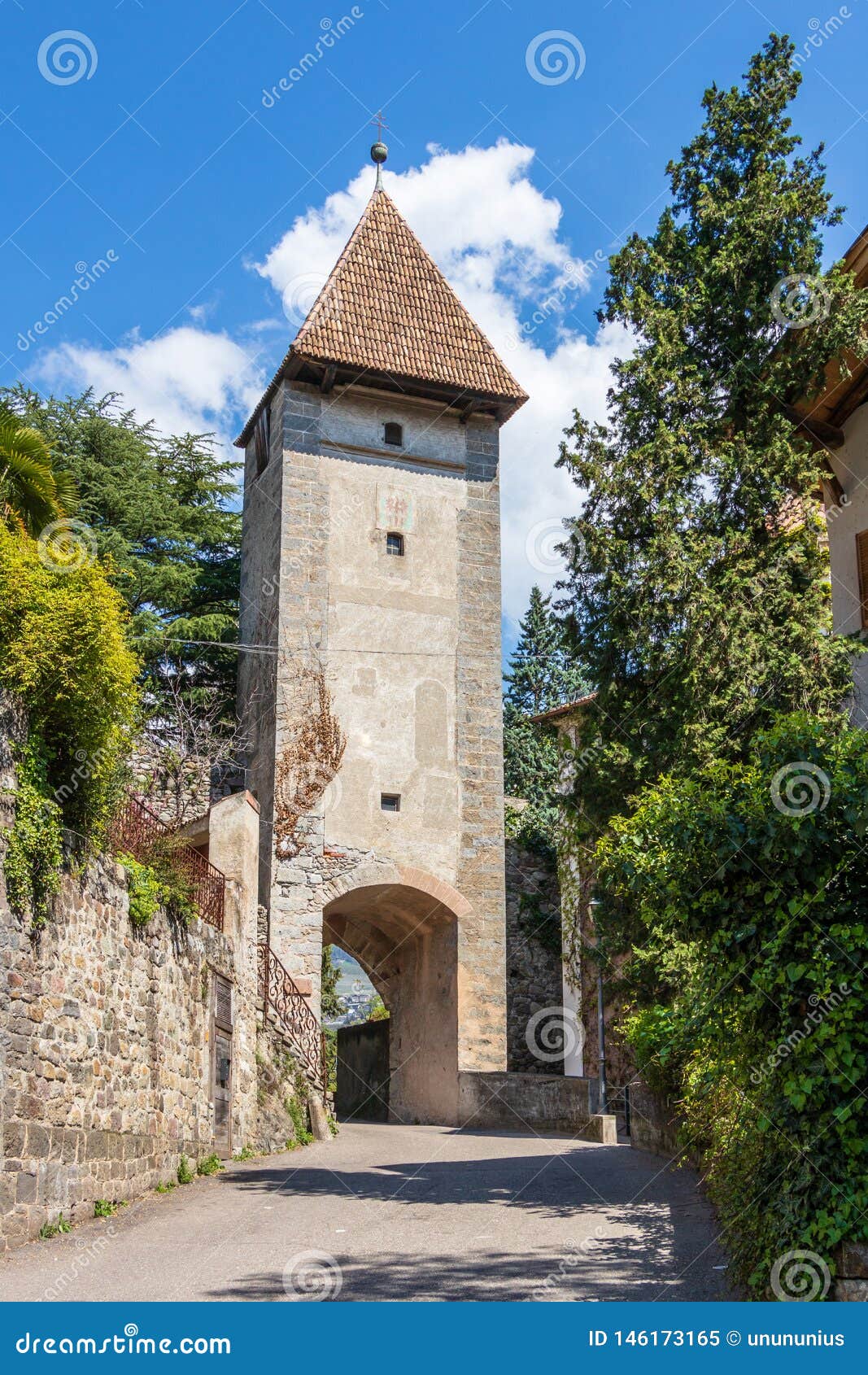 Vieja puerta de la entrada de Meran Ger Der Meraner Stadtmauer de Passeirertor Merano, provincia Bolzano, el Tyrol del sur, Itali. This ruin overlooking Meranoâ€™s old town, the name of which translates to Gunpowder Tower, is located on the Tappeiner Promenade. In the sixteenth, seventeenth, and eighteenth centuries, the building served as a depository for gunpowder.